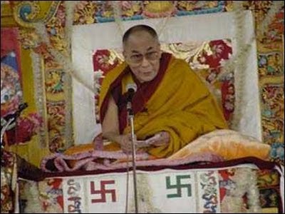 dalai-lama-svastika